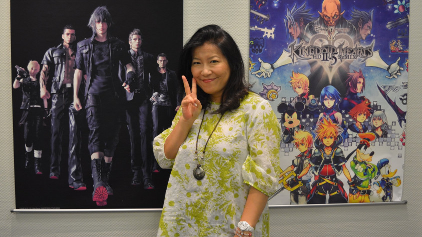 Это Йоко Симомура, легендарный японский композитор, за плечами которой огромное количество крутейших игровых саундтреков. Parasite Eve, Street Fighter, Kingdom Hearts - и это лишь малая часть игр, к которым она приложила руку. Для меня по уровню легендарности она стоит наравне со знаменитой японской троицей игровых композиторов - Акирой Ямаока, Юдзо Коширо и Нобуо Уэмацу.
