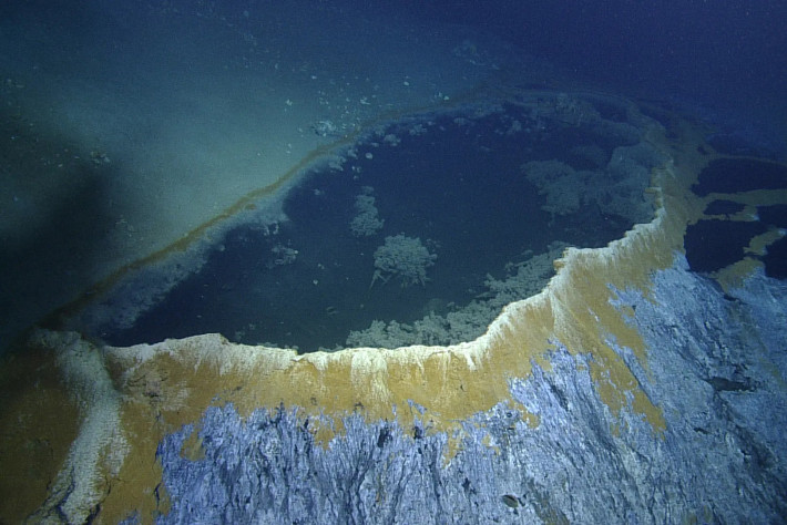 &amp;nbsp; Подводные соляные озёра распространены в Мексиканском заливе, где они имеют размеры от 1 м до 20 км. Впервые были обнаружены при геологоразведочных работах с использованием видеонаблюдения. Подобные объекты, содержащие токсичные для живых организмов вещества, также наблюдались в Арктическом бассейне.