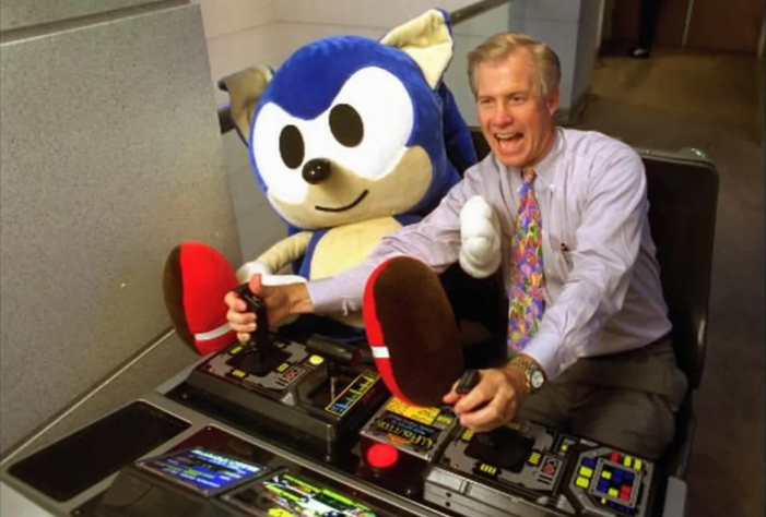 Президент Sega of&amp;nbsp;America Том Калинске играет на&amp;nbsp;пару с&amp;nbsp;талисманом компании&amp;nbsp;— Соником