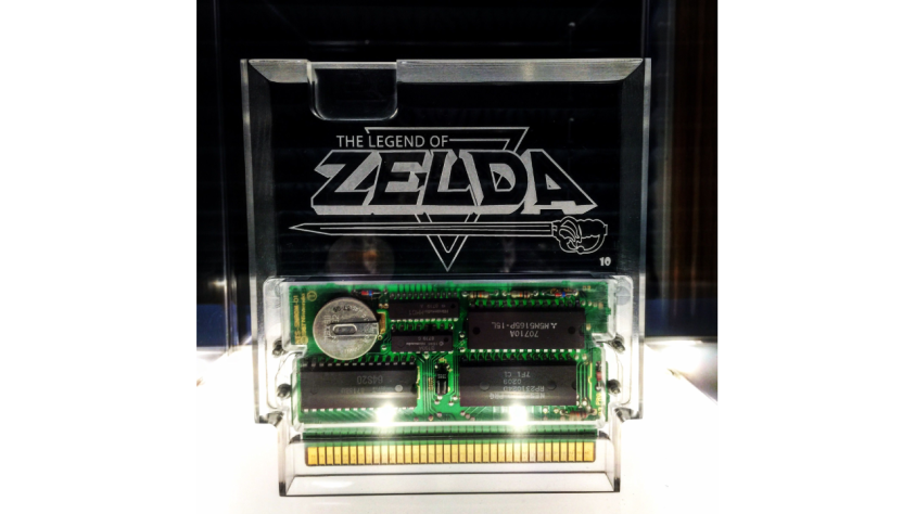 Здесь можно увидеть батарейку для сохранения на платке с игрой The Legend of Zelda