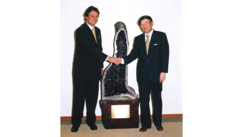 Стефано Арнхольд (президент TecToy) и Хаяо Накаяма (президент Sega) в момент, когда TecToy вручили ему большой аметист по случаю десяти лет сотрудничества (1987-1997)