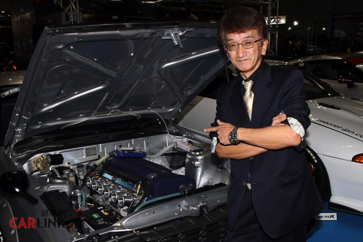 Кадзухико «Смоки» Нагата, основатель тюнинг ателье Top Secret, известного своими &quot;золотыми&quot; автомобилями. Представьте, если в игре нам дадут поездить в истории, которая позволит ознакомиться со знаковыми экземплярами этой студии.