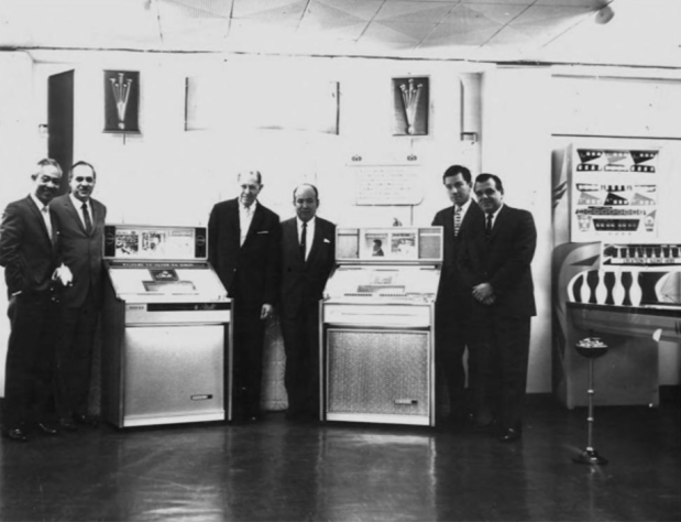 Слева направо: Пол Юань, менеджер по&amp;nbsp;продажам Sega Enterprises; Эдвард Дорис, исполнительный вице-президент Rock-Ola; Ирвинг Бромберг; Джон Кано, менеджер по&amp;nbsp;производству Sega Enterprises; Ричард Стюарт; Рэй ЛеМэр.
