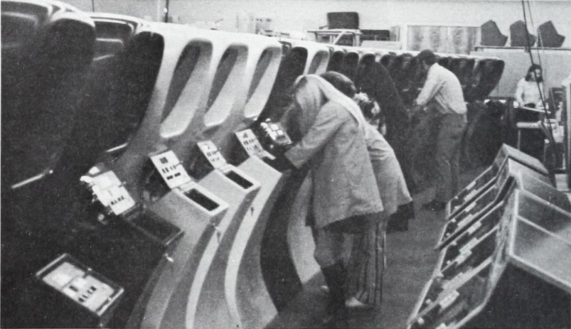 Автоматы Computer Space на&amp;nbsp;сборочной линии проходят заключительные испытания (Cash Box, 12.02.1972).
