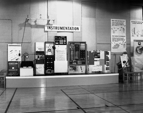 Выставка инструментального отдела в&amp;nbsp;1958 году.Слева на&amp;nbsp;чёрном ящике расположен небольшой осциллограф с&amp;nbsp;круглым дисплеем, на&amp;nbsp;котором можно сыграть в&amp;nbsp;игру. Снизу лежат два контроллера.