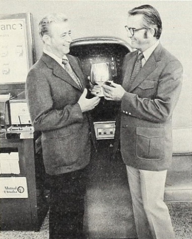 Билл Наттинг (справа) вручает награду «Super Spaceman» Бобу Портале (слева), президенту компании Portale Automatic Sales, за&amp;nbsp;исключительные результаты в&amp;nbsp;продажах Computer Space (Cash Box, 04.11.1972).