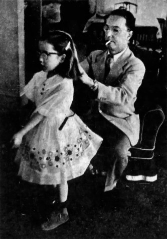 Уильям расчёсывает волосы своей дочери Робин.