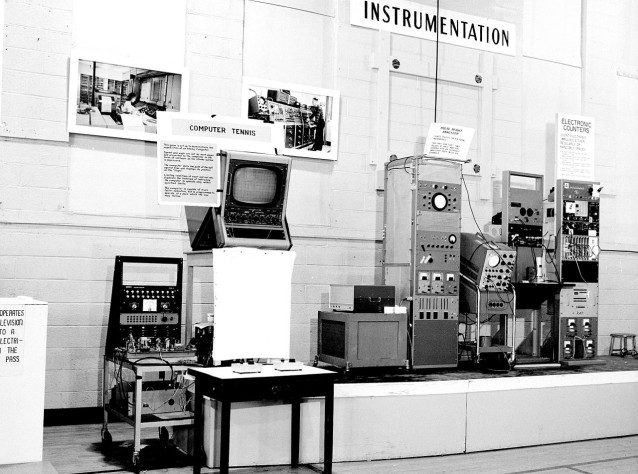 Выставка инструментального отдела в&amp;nbsp;1959 году.Слева на&amp;nbsp;возвышении стоит вторая версия игры, называвшаяся Computer Tennis. Снизу лежат два контроллера.
