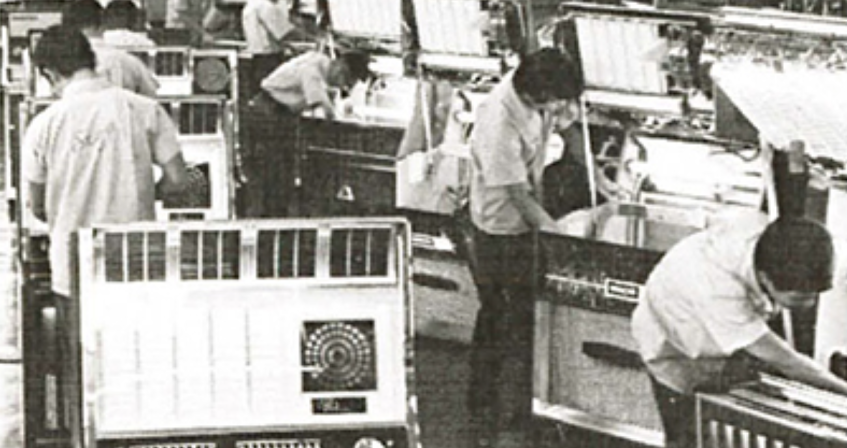 Музыкальные автоматы Rock-Ola 443 (и&amp;nbsp;Rock-Ola 442) на&amp;nbsp;сборочной линии, приблизительно 1970&amp;nbsp;год.