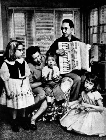 Уильям играет на&amp;nbsp;аккордеоне в&amp;nbsp;кругу семьи, 1958&amp;nbsp;год.