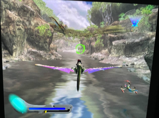 Panzer Dragoon Orta поначалу прям классная. Ах да, ещё она до неприличия красивая для своего времени. Местами очень похожа на «оживший CG». Поймать скрин нормально в 480i сложно, т. к. игра рисует строки чередованием. Из-за этого разрешение на фотке кажется сильно ниже, чем оно есть.