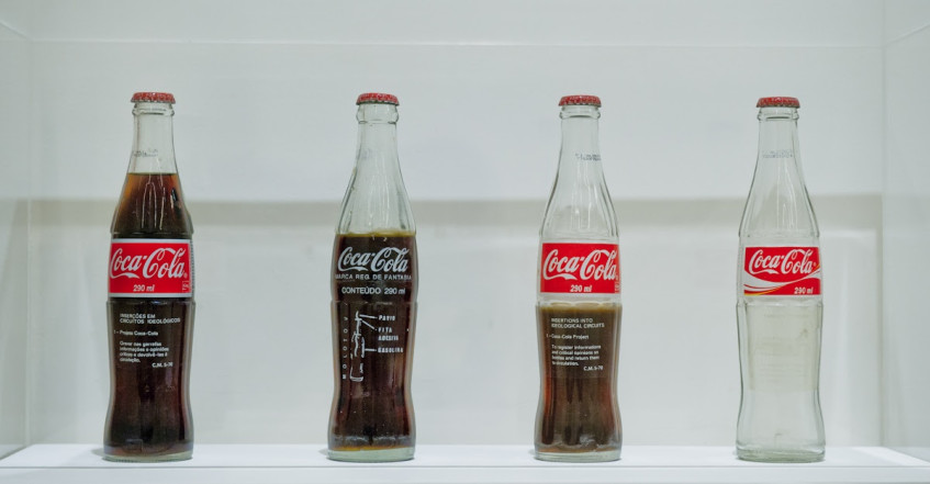 «Inserções em&amp;nbsp;circuitos ideológicos: Projeto Coca-Cola», Силду Мейрелиш. Иньотим, Брумадинью, Бразилия. Внимание, знатоки, следующий вопрос: «Что означает эта инсталляция?»