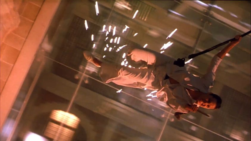 В фильме 2001 г. Лара орудует с верёвками куда ловчее чем в The Last Revelation. :)