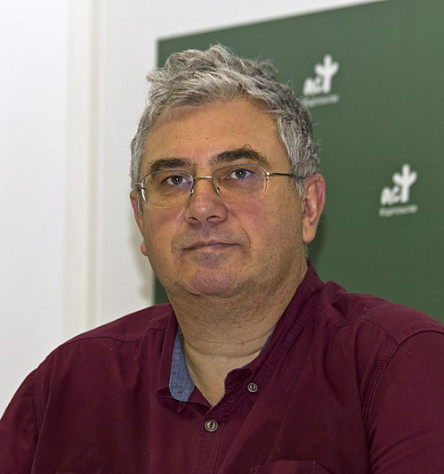 Роман Злотников. Известен по фэнтезийной серии «Арвендейл»