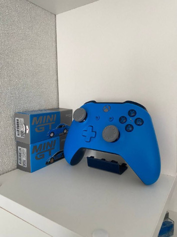 Тот самый геймпад от XBOX One, на котором учился играть. До сих пор не дрифтит, в отличие некоторых…