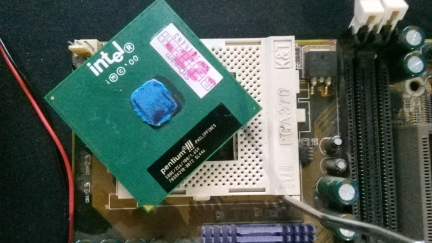 Могущественный (нет) Intel Pentium III на сокете 370. Если втянуть носом запах засохшей термопасты, можно ощутить, как пахли надежды на светлое будущее