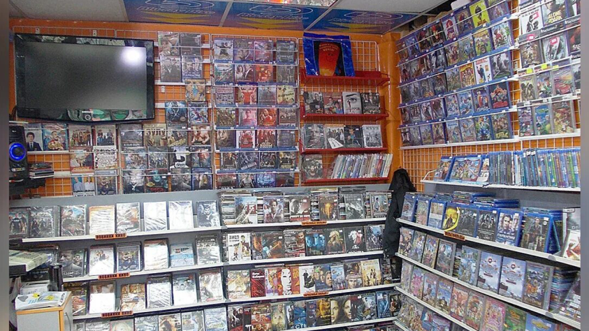 Если закрыть глаза на игры для PS справа, то примерно так выглядел игрообменник, про который идет речь. Ну и телевизора на стене в то время не было. Телевизоры того времени физически нельзя было повесить на стену